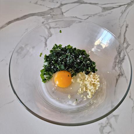 Albóndigas con calçots en salsa de trompetas de la muerte Albóndigas con calçots en salsa de trompetas de la muerte