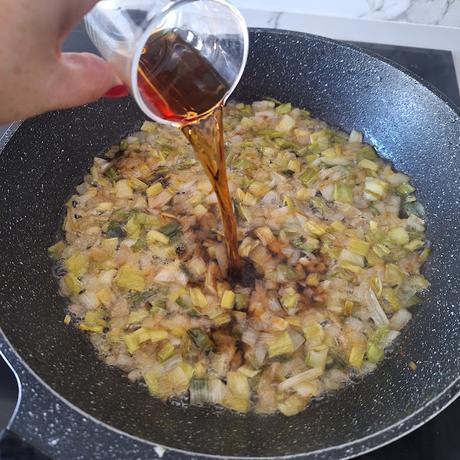 Albóndigas con calçots en salsa de trompetas de la muerte Albóndigas con calçots en salsa de trompetas de la muerte