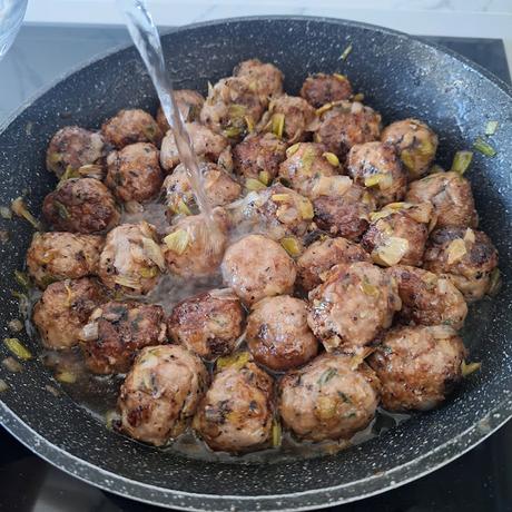 Albóndigas con calçots en salsa de trompetas de la muerte Albóndigas con calçots en salsa de trompetas de la muerte