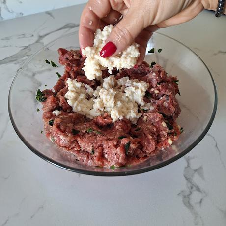 Albóndigas con calçots en salsa de trompetas de la muerte Albóndigas con calçots en salsa de trompetas de la muerte