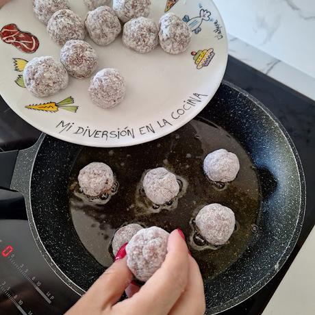 Albóndigas con calçots en salsa de trompetas de la muerte Albóndigas con calçots en salsa de trompetas de la muerte