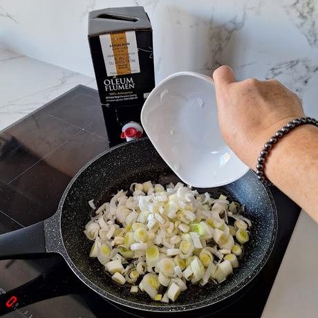 Albóndigas con calçots en salsa de trompetas de la muerte Albóndigas con calçots en salsa de trompetas de la muerte