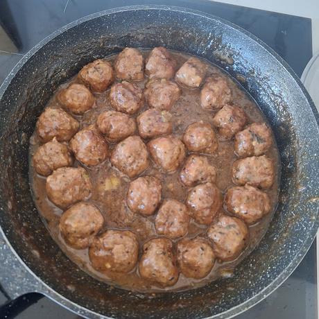 Albóndigas con calçots en salsa de trompetas de la muerte Albóndigas con calçots en salsa de trompetas de la muerte