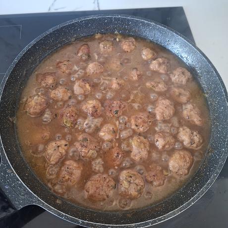 Albóndigas con calçots en salsa de trompetas de la muerte Albóndigas con calçots en salsa de trompetas de la muerte