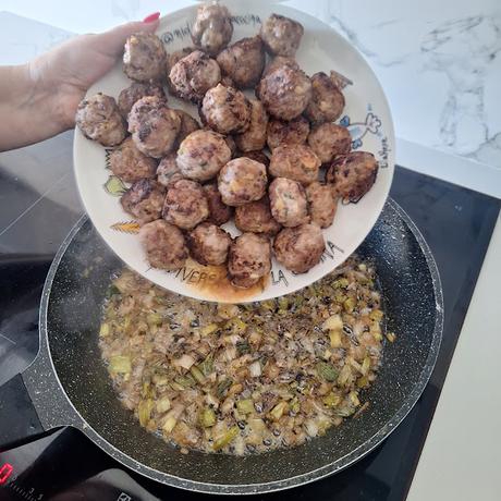 Albóndigas con calçots en salsa de trompetas de la muerte Albóndigas con calçots en salsa de trompetas de la muerte
