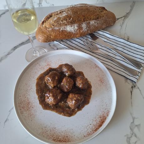 Albóndigas con calçots en salsa de trompetas de la muerte Albóndigas con calçots en salsa de trompetas de la muerte