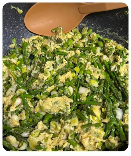 Revuelto-ajetes-espĂĄrragos-huevo