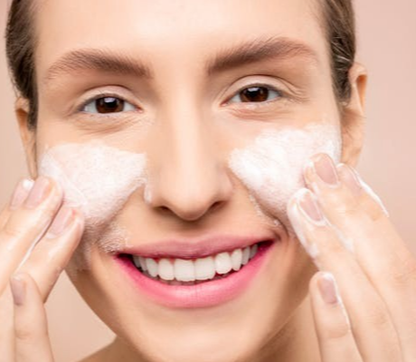 ¿POR QUÉ ES BUENO USAR UN LIMPIADOR FACIAL CON NIACINAMIDA? ¿POR QUÉ ES BUENO USAR UN LIMPIADOR FACIAL CON NIACINAMIDA?