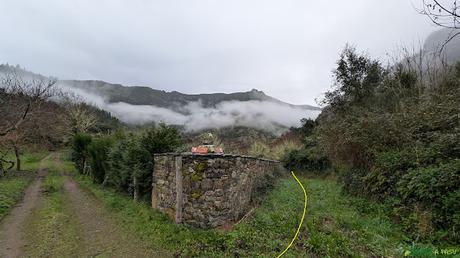 El DESFILADERO DE BUSTELÍN PR-AS 27 - IBIAS Camino en Riodeporcos hacia el desfiladero de Bustelin