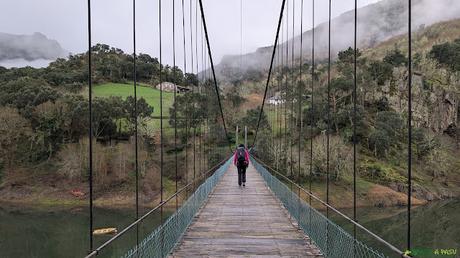 El DESFILADERO DE BUSTELÍN PR-AS 27 - IBIAS Cruzando el puente colgante de Riodeporcos