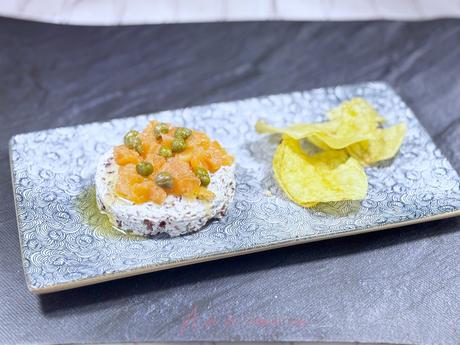 Timbal de queso a las hierbas con salmón ahumado