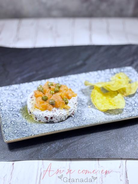 Timbal de queso a las hierbas con salmón ahumado