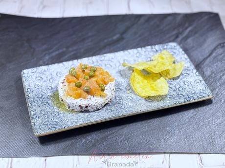 Timbal de queso a las hierbas con salmón ahumado