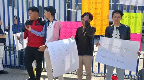 Estudiantes de la Facultad de Contaduría y Administración protestan por condiciones en la UASLP