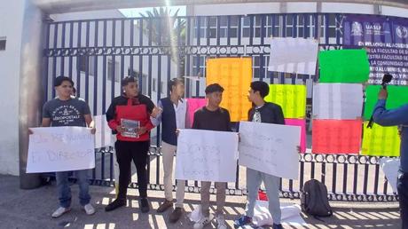 Estudiantes de la Facultad de Contaduría y Administración protestan por condiciones en la UASLP