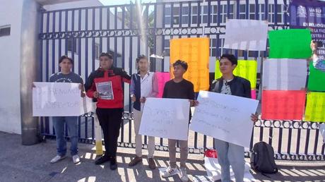 Estudiantes de la Facultad de Contaduría y Administración protestan por condiciones en la UASLP