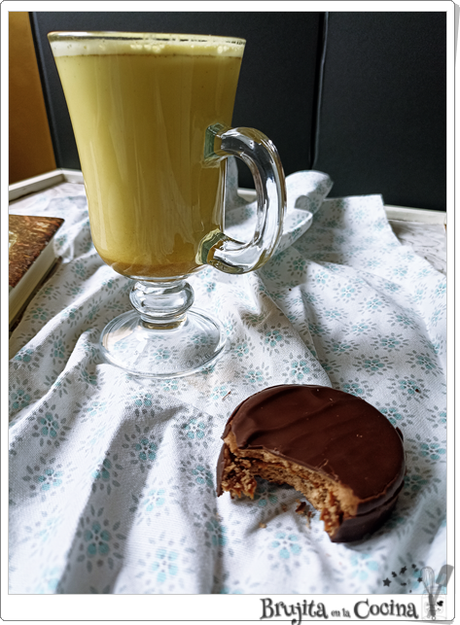 Leche dorada al chocolate con alfajor Leche dorada al chocolate con alfajor