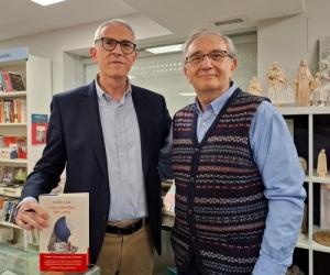 «Los colmillos del cielo. Utopías y desengaños de la historia», de Emilio Lara «Los colmillos del cielo. Utopías y desengaños de la historia», de Emilio Lara