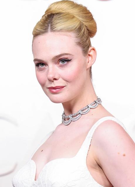 Peinados maquillaje Oscars 2025 Ariana grande demi moore elle fanning margareth qualley Selena Gomez miley cyrus lisa blackpink black pink Givenchy vintage