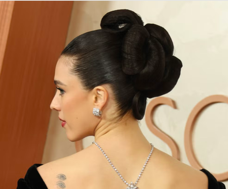 Peinados maquillaje Oscars 2025 Ariana grande demi moore elle fanning margareth qualley Selena Gomez miley cyrus lisa blackpink black pink Recogido Ariana