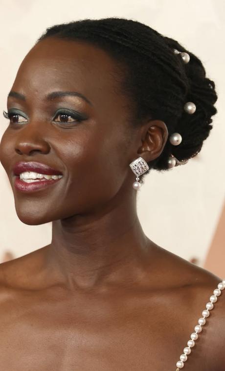 Peinados maquillaje Oscars 2025 Ariana grande demi moore elle fanning margareth qualley Selena Gomez miley cyrus lisa blackpink black pink Recogido perlas