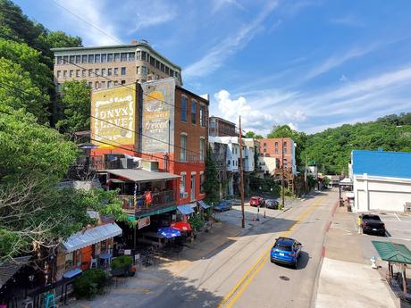 12 Ardores de calles principales de EE. UU. Main Street en Eureka Springs
