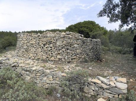 5 Ideas para caminatas en el Nîmes Garigue La torre espiral en el Domaine d'escattes