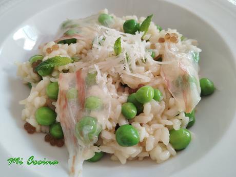 RISOTTO CON GUISANTES, QUESO DE CABRA MALAGUEÑO Y VELO DE PAPADA CURADA IBÉRICA