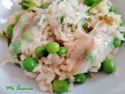 RISOTTO CON GUISANTES, QUESO DE CABRA MALAGUEÑO Y VELO DE PAPADA CURADA IBÉRICA