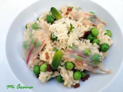RISOTTO CON GUISANTES, QUESO DE CABRA MALAGUEÑO Y VELO DE PAPADA CURADA IBÉRICA