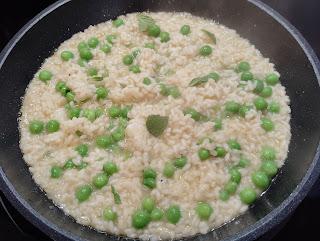 RISOTTO CON GUISANTES, QUESO DE CABRA MALAGUEÑO Y VELO DE PAPADA CURADA IBÉRICA
