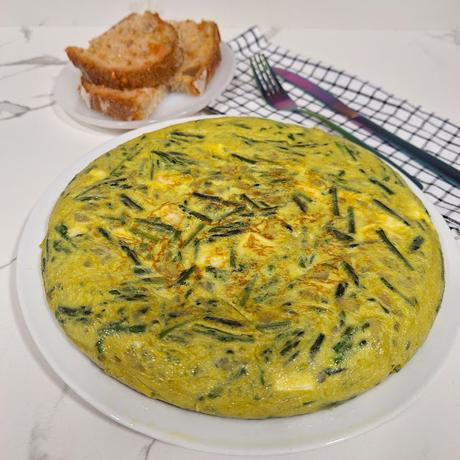 Tortilla de espárragos trigueros con cebolla y queso brie