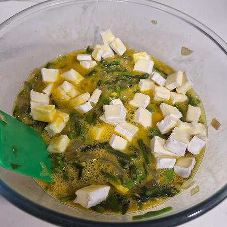 Tortilla de espárragos trigueros con cebolla y queso brie
