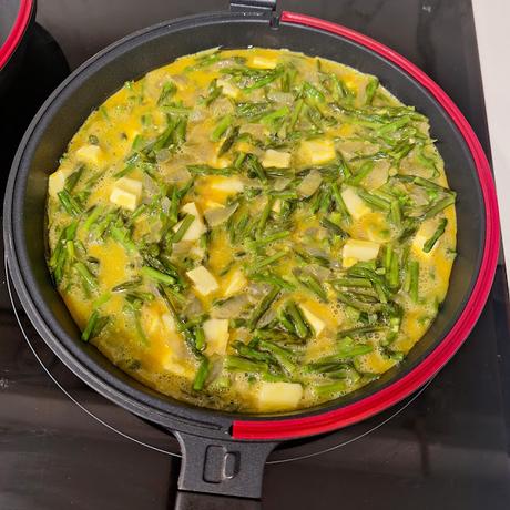 Tortilla de espárragos trigueros con cebolla y queso brie