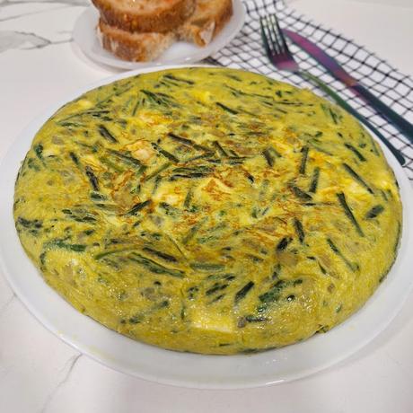 Tortilla de espárragos trigueros con cebolla y queso brie