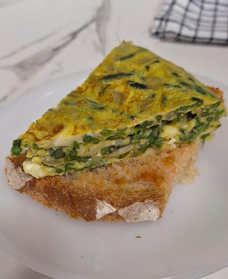 Tortilla de espárragos trigueros con cebolla y queso brie