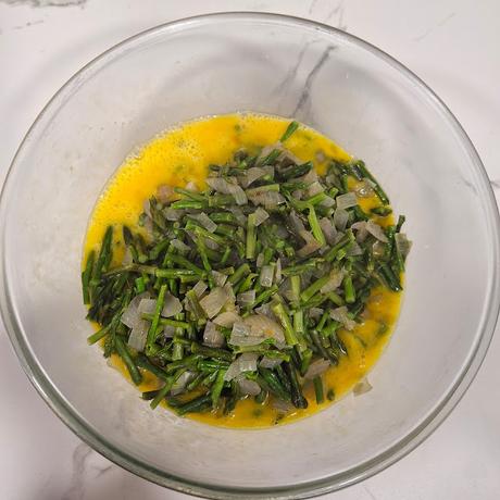 Tortilla de espárragos trigueros con cebolla y queso brie