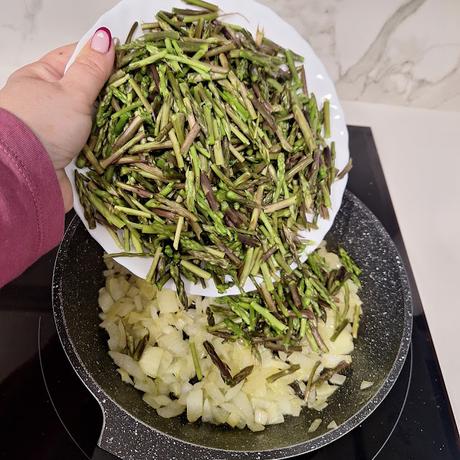 Tortilla de espárragos trigueros con cebolla y queso brie