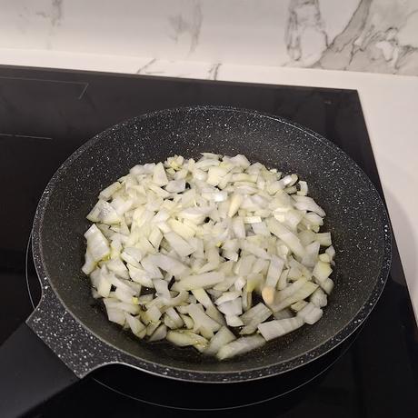 Tortilla de espárragos trigueros con cebolla y queso brie