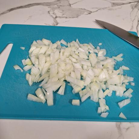 Tortilla de espárragos trigueros con cebolla y queso brie