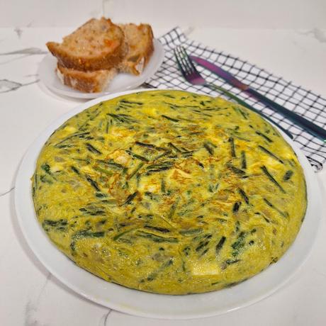 Tortilla de espárragos trigueros con cebolla y queso brie