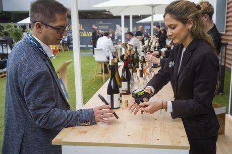 Decántalo estrena su primer Smart Wine Bar con inteligencia artificial en el MWC