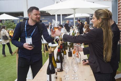 Decántalo estrena su primer Smart Wine Bar con inteligencia artificial en el MWC