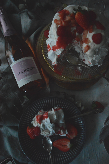 pavlova-con-sirope-de-cava-y-frutos-rojos