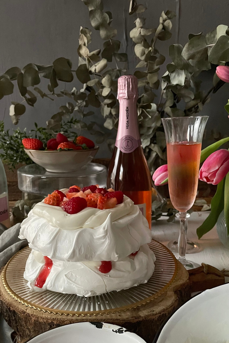 pavlova-con-sirope-de-cava-y-frutos-rojos