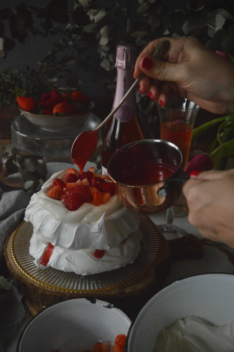 pavlova-con-sirope-de-cava-y-frutos-rojos