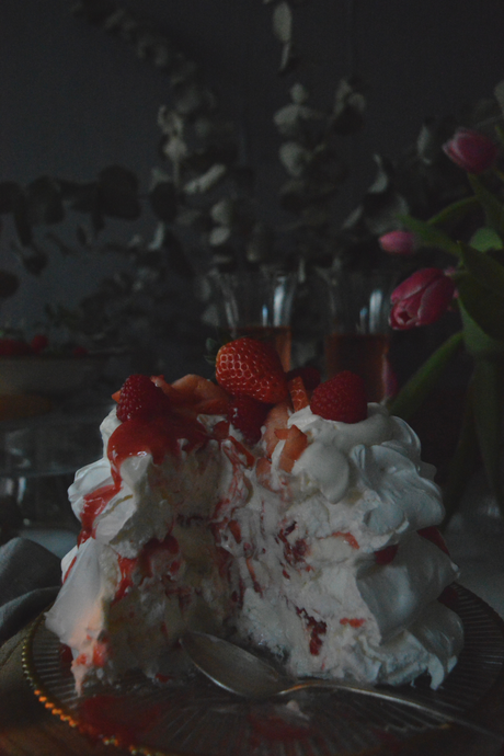 pavlova-con-sirope-de-cava-y-frutos-rojos