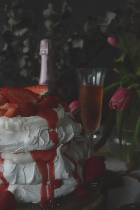 pavlova-con-sirope-de-cava-y-frutos-rojos