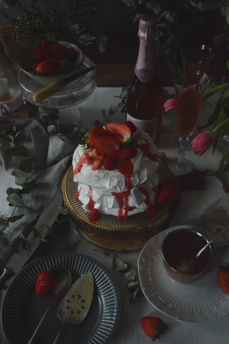 pavlova-con-sirope-de-cava-y-frutos-rojos