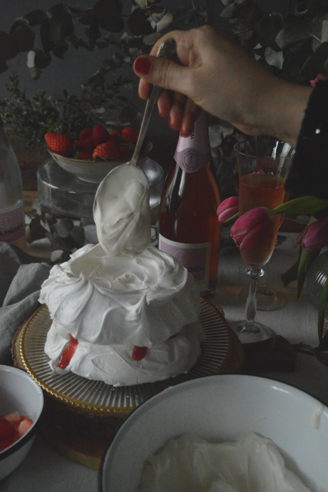 pavlova-con-sirope-de-cava-y-frutos-rojos